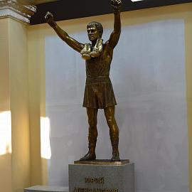 Памятник боксёру Юрию Александрову из бронзы и гранита.