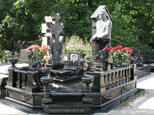 Гранитный хачкар на Ваганьковском кладбище (31)