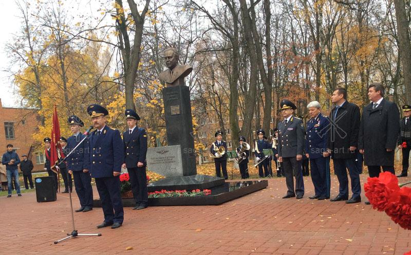 Памятник министру гражданской авиации СССР Панюкову Б.Е.