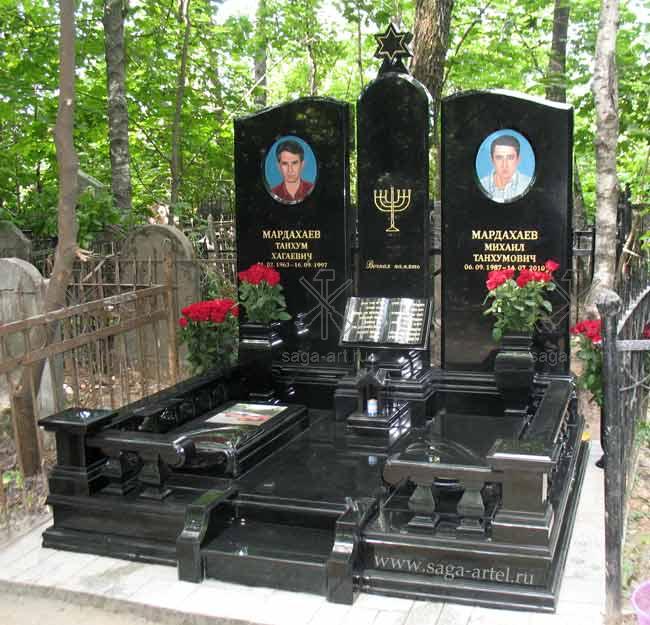 Гранитный пантеон на Востряковском кладбище (8)