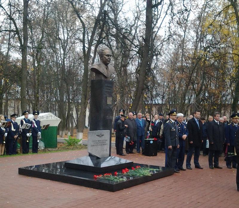 Памятник министру гражданской авиации СССР Панюкову Б.Е. (3)