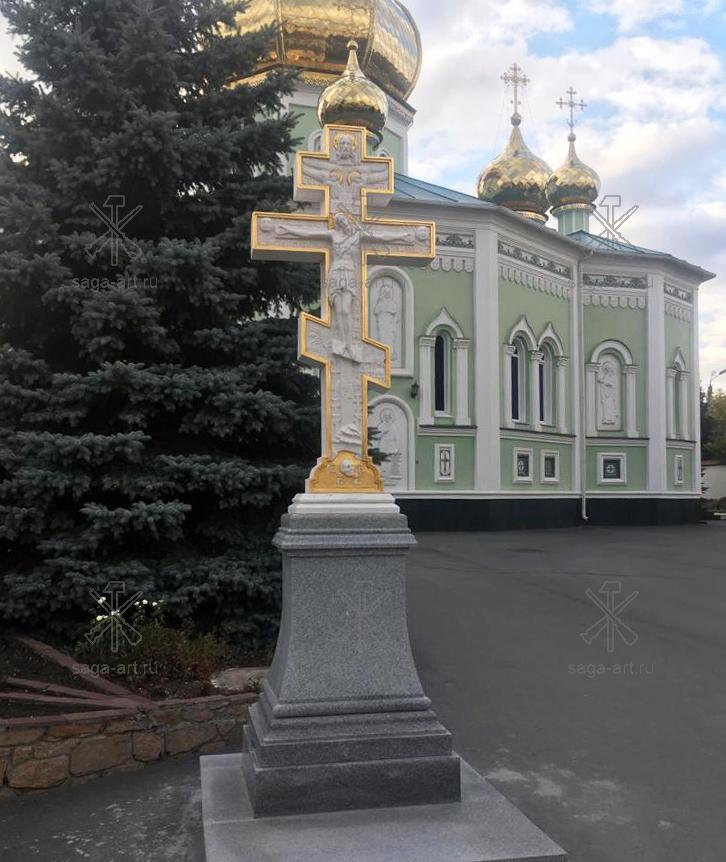Челябинск. Памятник из гранита, мрамора и сусального золота