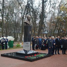 Памятник министру гражданской авиации СССР Панюкову Б.Е. (3)