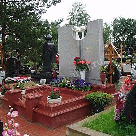 Семейное захоронение красный и светло-серый гранит Троекуровское кладбище
