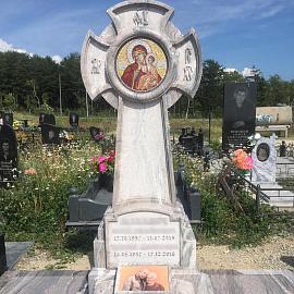 Крест на кладбище в Южно-Сахалинске