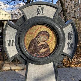 Мозаичная икона на кладбище