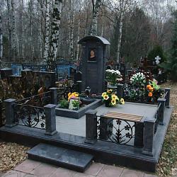 Надгробные памятники: из гранита или мрамора?